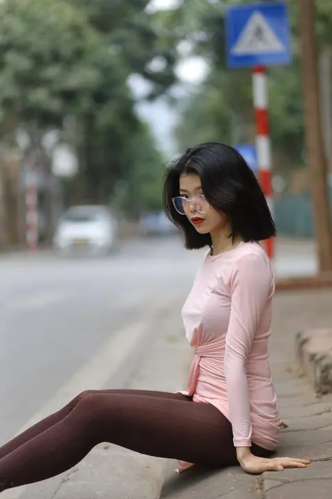 Thick Asian Babe in Yoga Pants and Glasses Poses Outdoors – photo 19 of 21