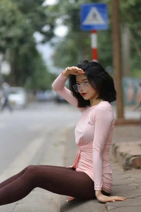 Thick Asian Babe in Yoga Pants and Glasses Poses Outdoors – photo 16 of 21