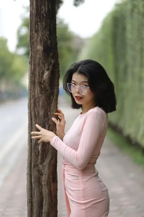 Thick Asian Babe in Yoga Pants and Glasses Poses Outdoors – photo 10 of 21