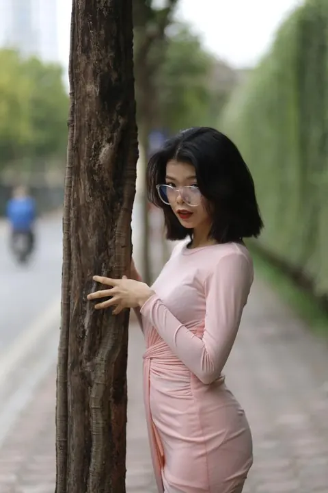 Thick Asian Babe in Yoga Pants and Glasses Poses Outdoors – photo 14 of 21