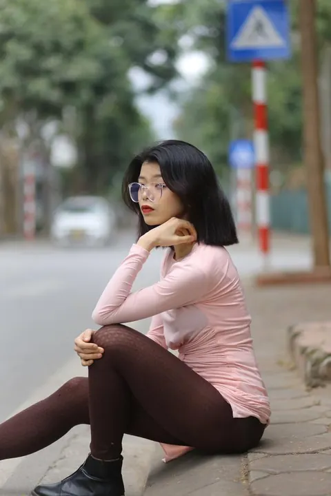 Thick Asian Babe in Yoga Pants and Glasses Poses Outdoors – photo 20 of 21