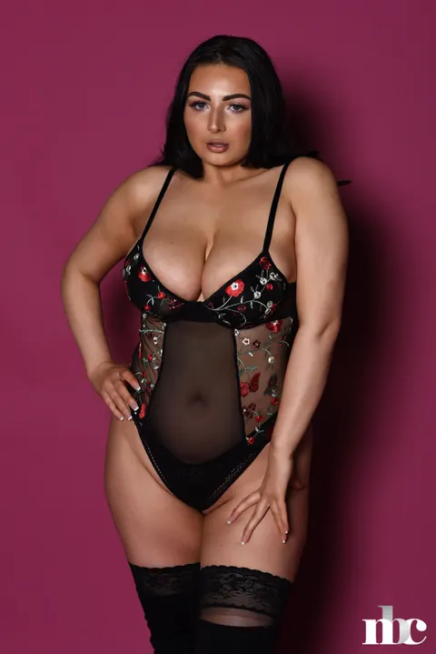 Foxy Lucina: Curvy Brunette Poses in Stockings and Heels – photo 3 of 21
