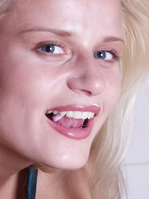 Blonde Woman Poses in a Costume While Eating Ice Cream – photo 8 of 21
