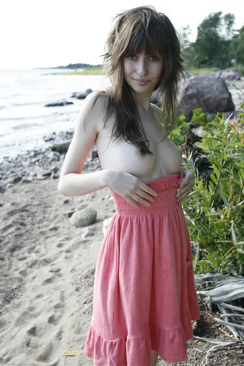 Woman in a Dress Shows Her Shaved Pussy – photo 18 of 21