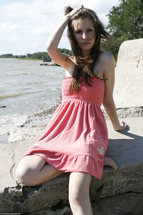 Woman in a Dress Shows Her Shaved Pussy – photo 6 of 21