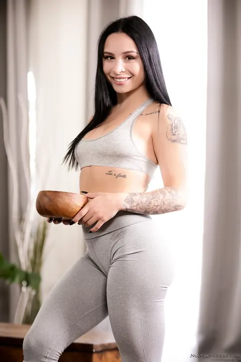 Mia Moore: Tall Brunette MILF in Yoga Pants Shows Off Her Big Ass – photo 4 of 15