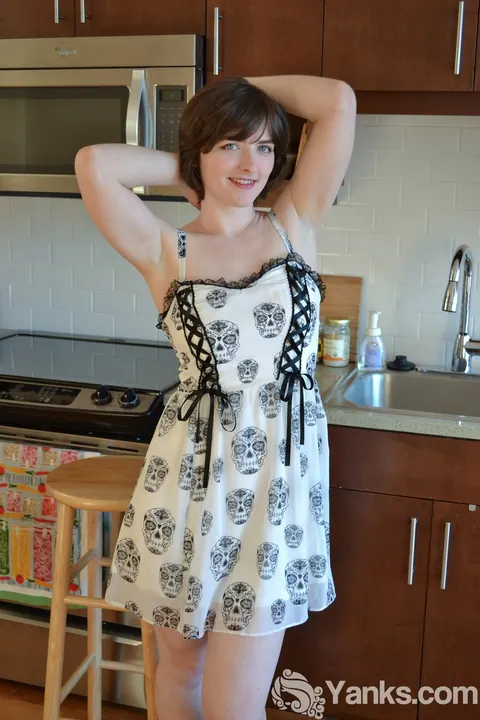 Raven Snow: Pale Brunette with Short Hair Fingers Her Shaved Pussy – photo 2 of 16