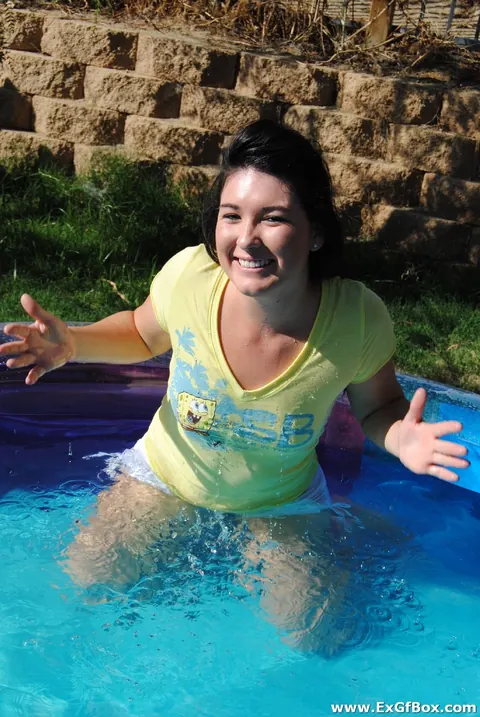 Amateur Woman Strips Off Her Bikini and Poses Nude Poolside – photo 9 of 21