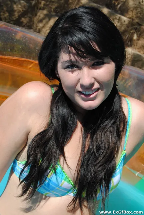 Amateur Woman Strips Off Her Bikini and Poses Nude Poolside – photo 16 of 21