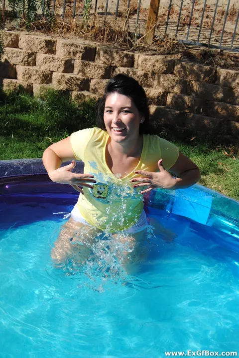 Amateur Woman Strips Off Her Bikini and Poses Nude Poolside – photo 7 of 21