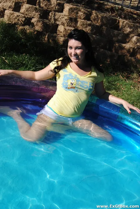 Amateur Woman Strips Off Her Bikini and Poses Nude Poolside – photo 5 of 21