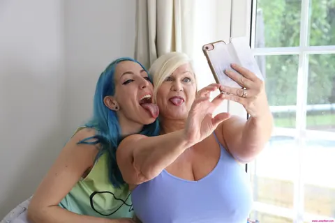 Lacey Starr: Mature Blonde Eats Pussy and Face-Sits in a Phone Selfie – photo 1 of 21