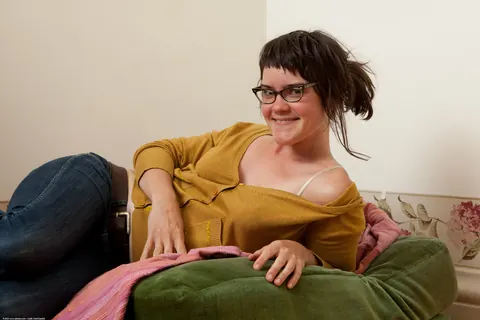 Hairy Woman Bares Her Bush and Poses Nude – photo 2 of 21