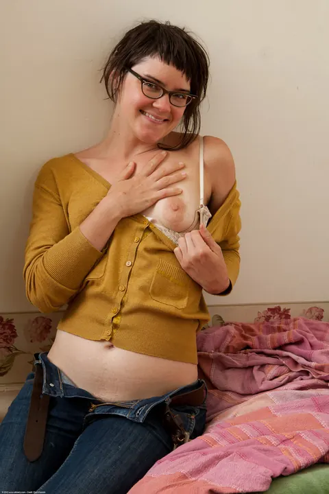 Hairy Woman Bares Her Bush and Poses Nude – photo 3 of 21
