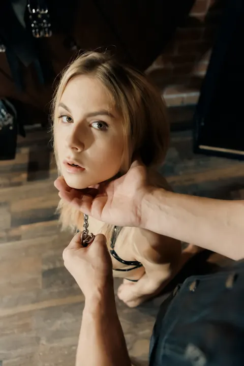 Alecia Fox: Blonde Russian Takes Hard Anal in Bondage – photo 4 of 20