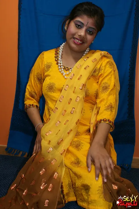 Indian Woman Strips Out of Her Traditional Saree – photo 2 of 10