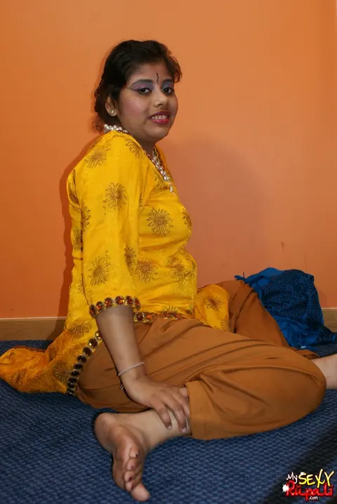 Indian Woman Strips Out of Her Traditional Saree – photo 3 of 10