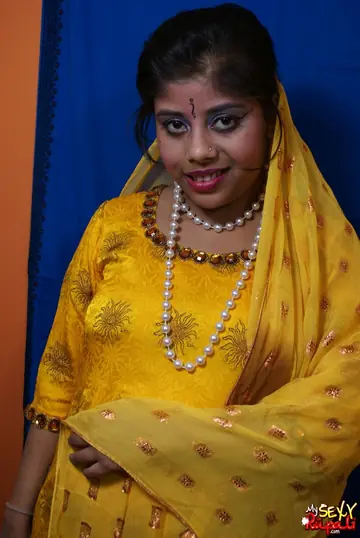 Indian Woman Strips Out of Her Traditional Saree
