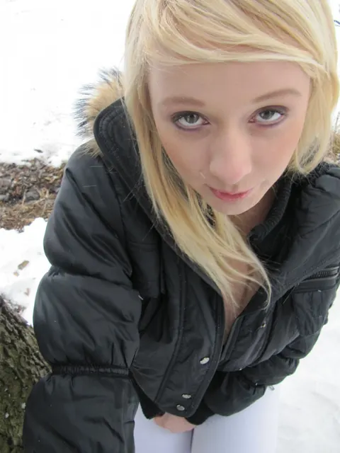 Lilith Lee: Blonde Flaunts Her Big Tits and Ass in Outdoor Selfies – photo 16 of 20