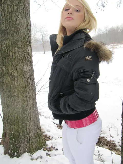 Lilith Lee: Blonde Flaunts Her Big Tits and Ass in Outdoor Selfies – photo 4 of 20