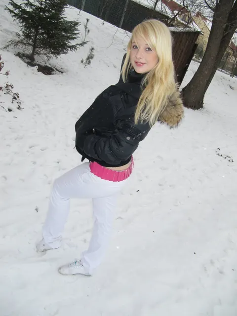 Lilith Lee: Blonde Flaunts Her Big Tits and Ass in Outdoor Selfies – photo 1 of 20