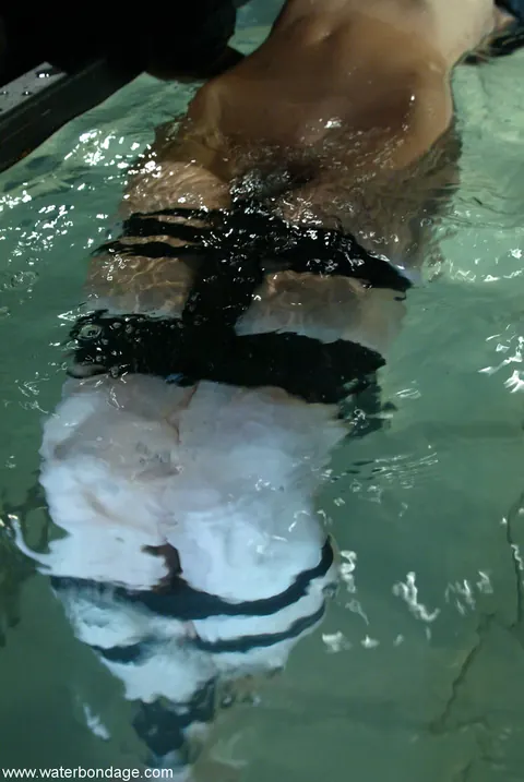 Gretchen Elvgren: Brunette PAWG Poses Nude in Water Bondage Restraints – photo 14 of 21