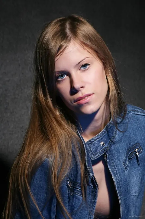 Slim Blonde Strips Out of Her Jeans and Spreads Wide – photo 9 of 21