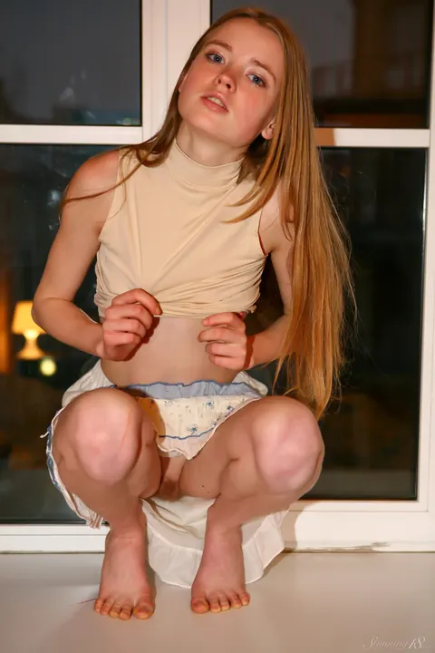 Blonde Beauty Poses Nude and Shows Her Body – photo 12 of 20