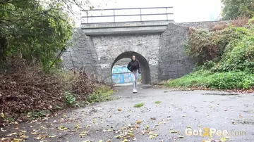Maddi Black – PAWG Brunette Drops Her Yoga Pants to Piss on Wet Pavement