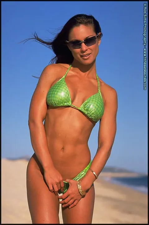 PAWG in a Bikini and Glasses Undresses on the Beach – photo 10 of 15