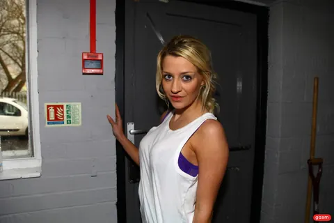 Sienna Day: British Blonde with Short Hair Poses at the Gym Outdoors – photo 7 of 15