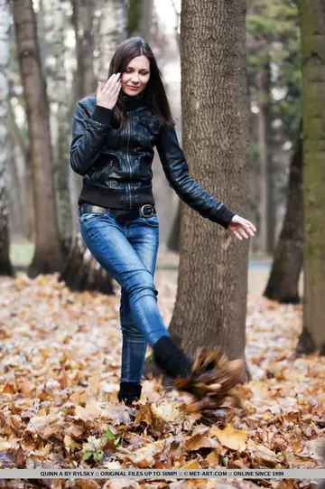 Brunette PAWG Strips Out of Her Jeans and Shows Her Feet