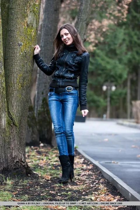 Quinn A: Brunette PAWG Strips Out of Her Jeans and Shows Her Feet – photo 3 of 18