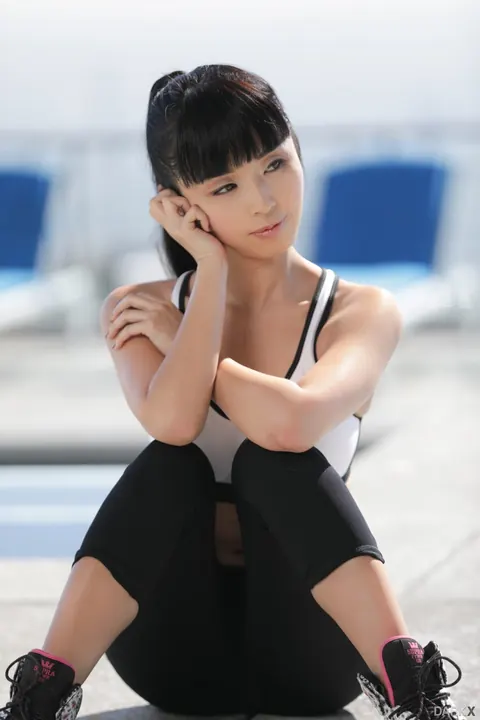 Marica Hase: Slim Japanese Brunette Undresses by the Pool and Poses on Her Knees – photo 3 of 15