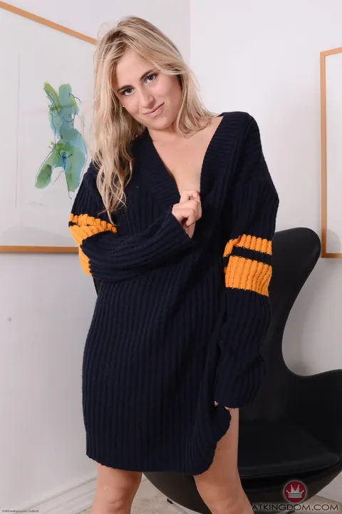 Lindsey Cruz: Curvy Blonde Parts Her Shaved Pussy and Spreads Wide – photo 4 of 21