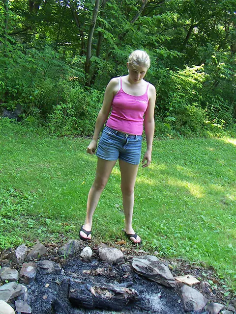 Amateur PAWG Pulls Shorts Aside and Spreads Her Ass Outdoors – photo 4 of 16
