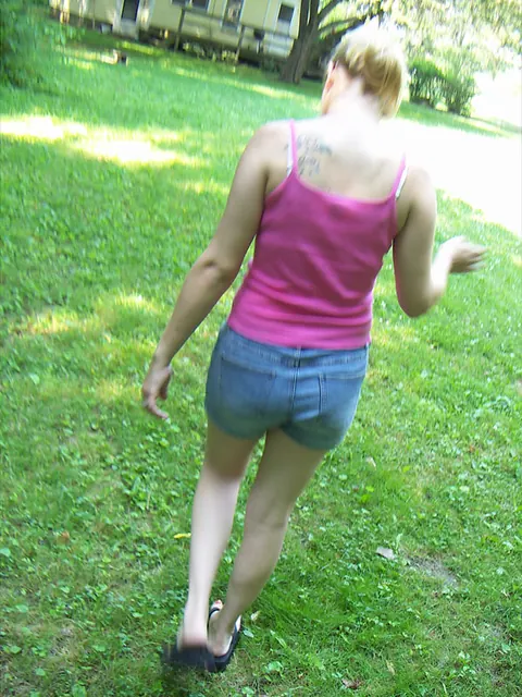Amateur PAWG Pulls Shorts Aside and Spreads Her Ass Outdoors – photo 3 of 16