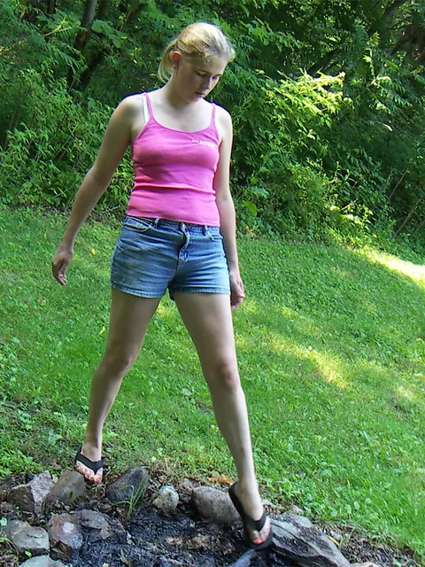 Amateur PAWG Pulls Shorts Aside and Spreads Her Ass Outdoors – photo 5 of 16