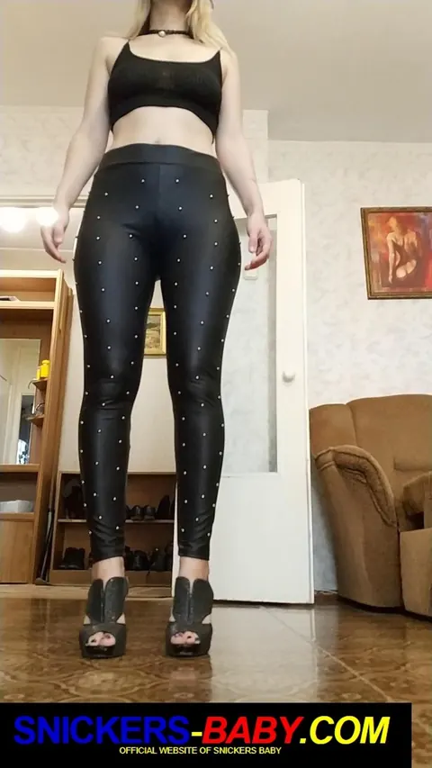 Curvy Blonde in Latex Pants and Heels Shows Off Her Big Ass – photo 13 of 15