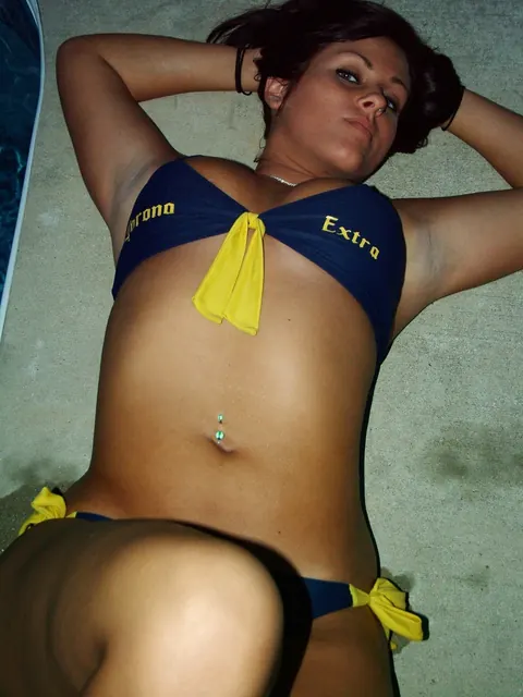 Chubby Brunette Flaunts Her Big Tits in a Bikini by the Pool – photo 17 of 21