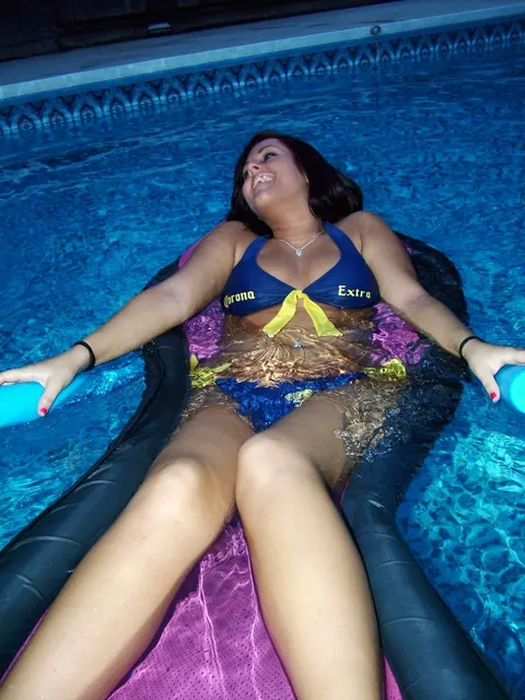 Chubby Brunette Flaunts Her Big Tits in a Bikini by the Pool – photo 7 of 21