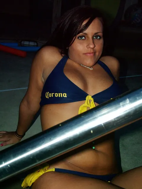 Chubby Brunette Flaunts Her Big Tits in a Bikini by the Pool – photo 18 of 21
