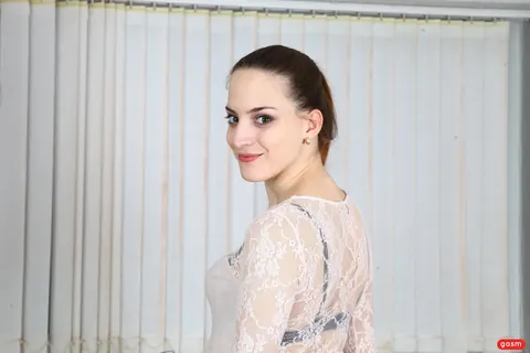 Lyen Parker: European Brunette in Jeans Poses and Shows Her Big Ass – photo 13 of 15