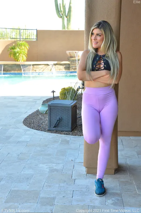Thick Blonde MILF Spreads Her Ass in Yoga Pants Outdoors – photo 16 of 20