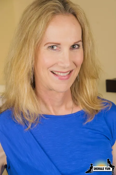 Mature Trans Woman Poses Nude and Reveals Her Body – photo 1 of 16