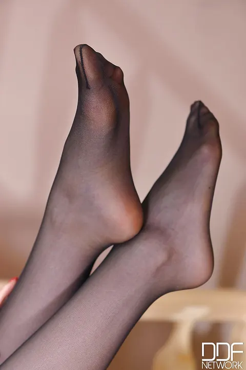 Stella Cox: Tall Brunette Frees Herself from Stockings and Heels – photo 12 of 16