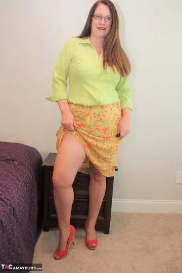 Busty Mature BBW Pulls Down Her Pantyhose and Spreads Her Hairy Pussy