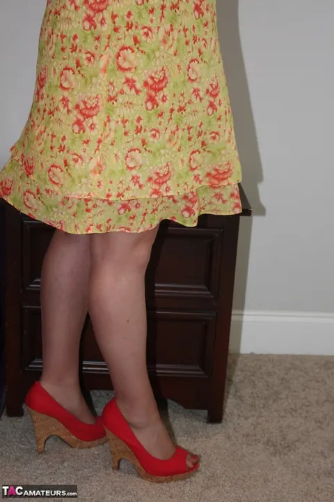 Busty Mature BBW Pulls Down Her Pantyhose and Spreads Her Hairy Pussy – photo 4 of 20