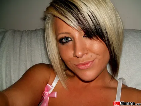 Short-Haired Blonde PAWG Poses in Lingerie for Selfies – photo 7 of 12