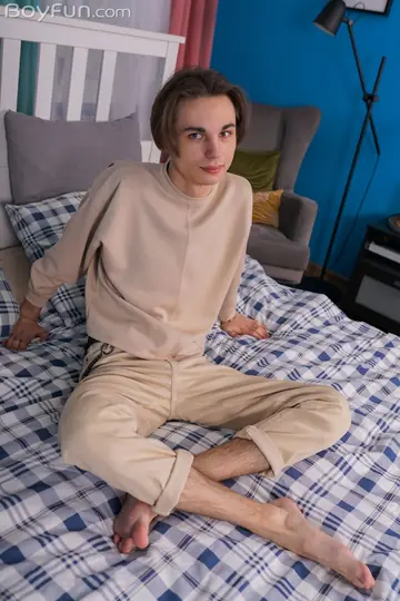 Guy Strips Nude and Flexes for the Camera